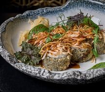 Теплый ролл со снежным крабом, манго и авокадо