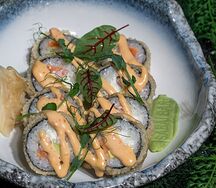 Теплый ролл с креветкой, лососем и воздушным рисом