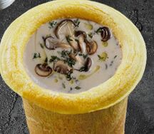Крем-суп с шампиньонами в свежеиспечённом стакане