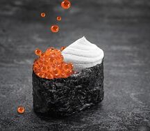 Гункан с икрой и сыром
