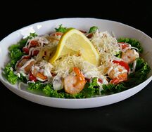 Салат Цезарь с креветками 