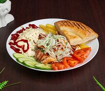 Шаурма с курицей на тарелке с картошкой