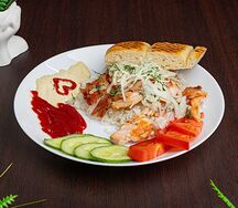 Шаурма с курицей на тарелке с рисом