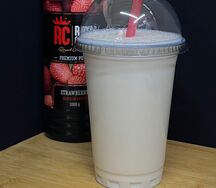 Молочный коктейль клубничный