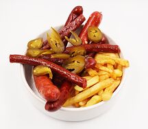 Колбаски с картофелем фри и халапеньо