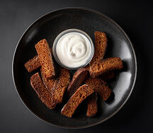 Гренки чесночные с соусом