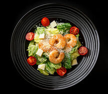 Салат Цезарь с тигровыми креветками