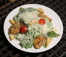 Салат Цезарь с курицей