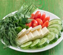 Закуска к мясу из брынзы с зеленью и овощами