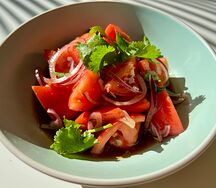 Томаты с луком и кинзой в соусе юдзу