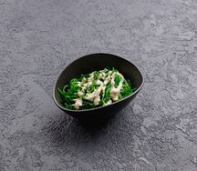 Салат Чука с ореховым соусом