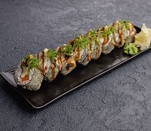 Ролл со снежным крабом и лососем