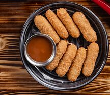 Сырные палочки с брусничным соусом