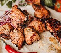 Шашлык из филейной части поросенка в томатном маринаде и брусничном соусе