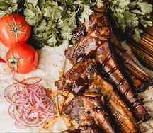 Свиные ребрышки из тандыра, томленные в остром соусе