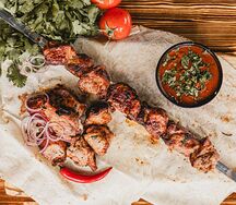 Шашлык из шеек поросенка в томатном маринаде