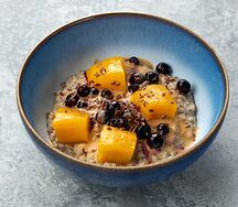 Овсяная каша с манго и черной смородиной