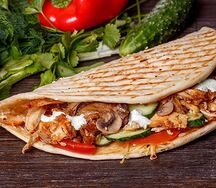 Классическая закрытая пицца с курицей