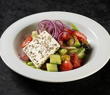 Греческий салат с сыром фета