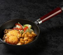 Свиная отбивная с грибами, томатом и сыром под соусом бешамель