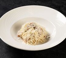 Спагетти с беконом, сливочным соусом и пармезаном