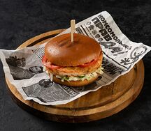 Бургер с филе трески в панировке