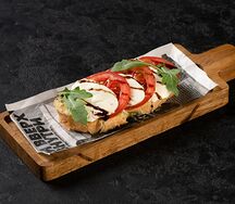 Брускетта пушка-ракета с моцареллой