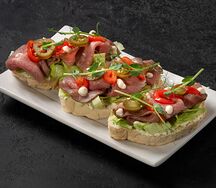 Брускетта Пушка-ракета с ростбифом