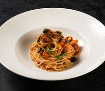 Спагетти с морепродуктами и пряным томатным соусом аррабиата