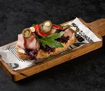 Брускетта пушка-ракета с ростбифом