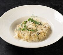 Феттуччине с куриным филе и грибами в сливочно-сырном соусе 