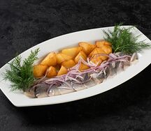 Малосольная сельдь с отварным картофелем и красным луком
