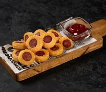 Хрустящая закуска из сыра, острых колбасок и соуса BBQ