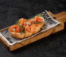 Брускетта пушка-ракета с лососем