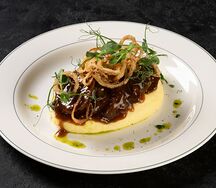 Томленые говяжьи щечки в соусе демиглас 