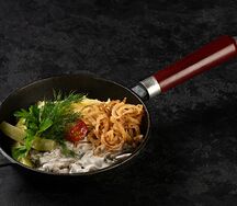 Бефстроганов с грибами в сливочном соусе, подается с картофельным пюре