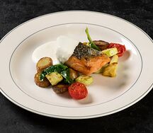 Стейк из форели с овощами и сливочным соусом