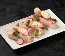 Рулетики из ветчины с пряным сырным муссом