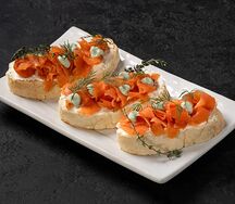 Брускетта Пушка-ракета с лососем 