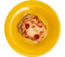 Запеченная курица с помидором и ветчиной