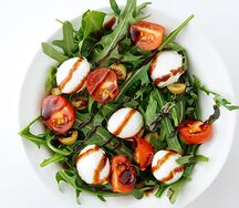Салат Капрезе с руколой
