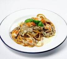 Спагеттони с курицей и грибами