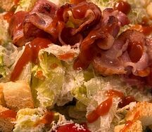 Салат с жареным беконом и сухариками