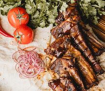 Свиные ребрышки из тандыра, томленные в Сладком соусе