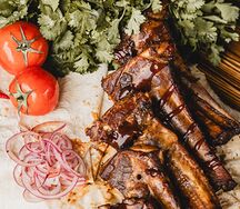 Свиные ребрышки из тандыра, томленные в остром соусе