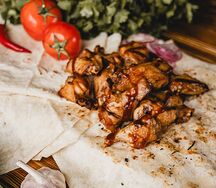 Сочные куриные крылышки из тандыра, томленные в сладком соусе