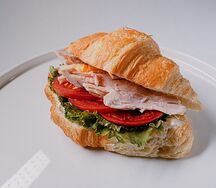 Круассан с карбонадом и вялеными томатами