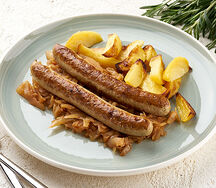 Куриные колбаски на гриле с тушеной капустой и картофелем