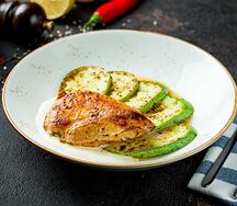 Куриная грудка гриль с кабачками