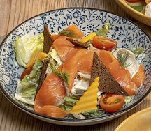 Салат с лососем и гренками